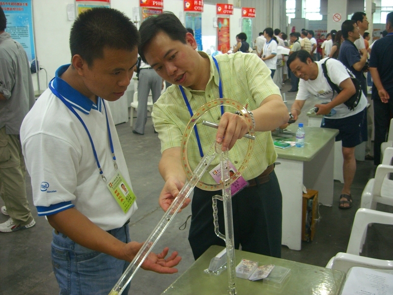 劉世蒼老師發明的「新一代教學用尺規」獲得二等獎。