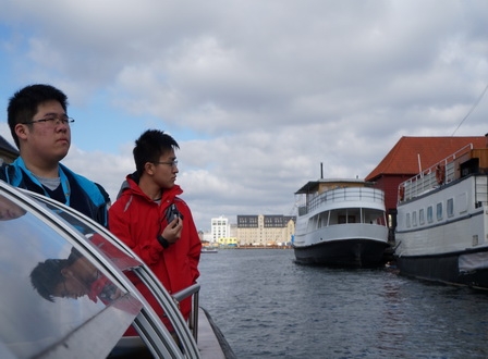 同學獲安排乘觀光船遊覽丹麥的沿岸建築和景色_調整大小