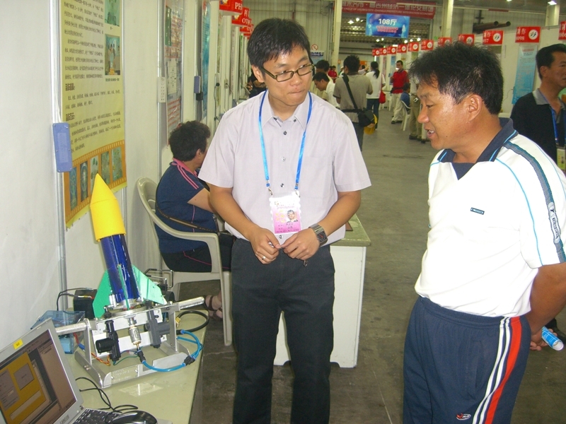 獲得一等獎的吳宏業老師在介紹與黃坤耀老師一起創作的教具「搖控可攜式水火箭發射台」。