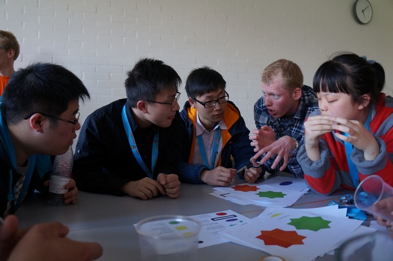 羅觀宇(左二)和甘皓翎(左一)與丹麥學生和其他外隊進行小組討論