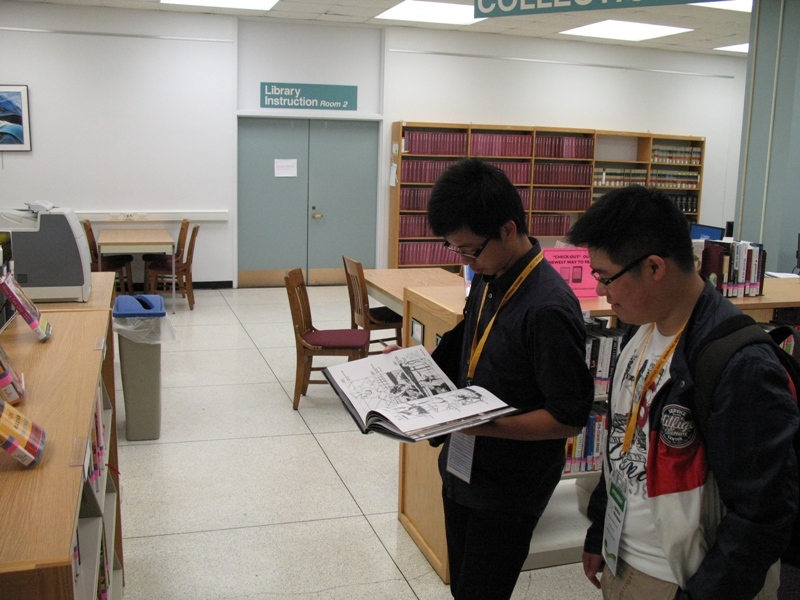 葉同學和甘同學在圖書館中參觀