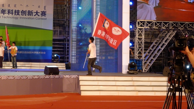 香港隊的旗手代表揮舞著區旗進場