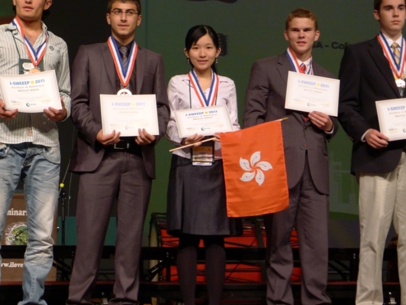 8迦密柏雨中學的陳凱誼同學(左)於賽事中獲得三等獎