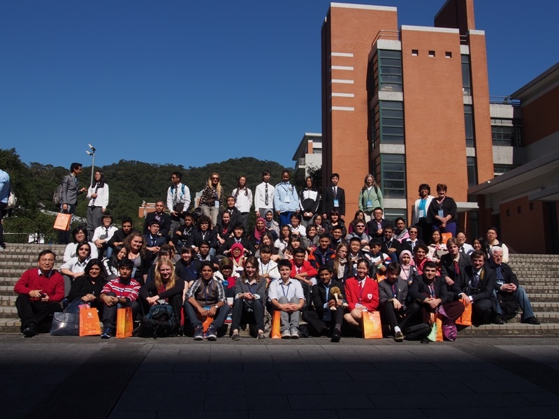 一眾外隊參觀麗山高級中學，了解台灣科研教育發展。