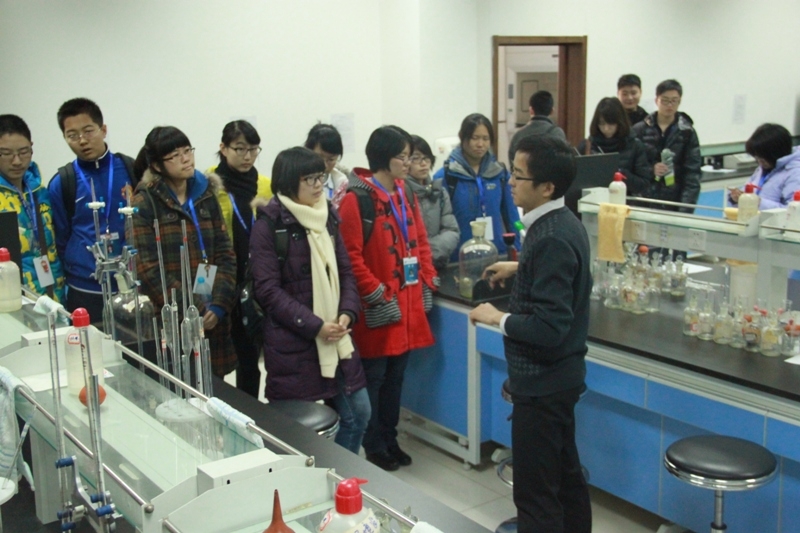 同學正在參觀清華大學環境學院的實驗室