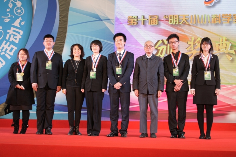 楊穎琪同學與同獲一等獎的各省代表合照