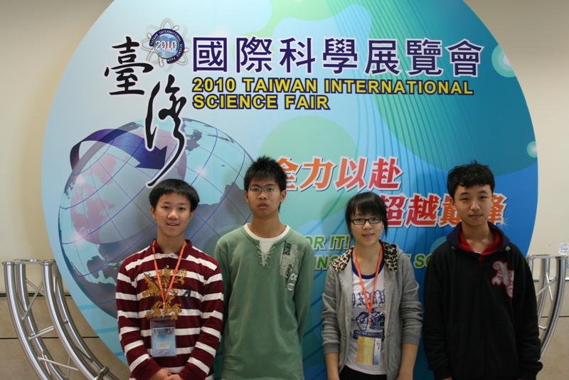 香港代表同學與台灣接待家庭的同學合照