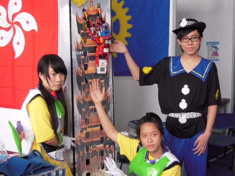 香港特別行政區扶輪中學在創意比賽表現認真，同學打扮成特定主題的人物向公衆介紹他們的作品。