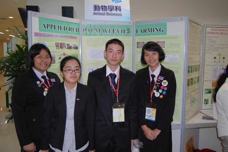 馬慧芯同學（左2）及姚澤龍同學（左3）與來自泰國的參賽選手合照